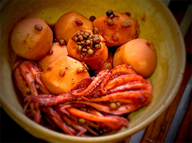 やわらか麦イカのゲソと里芋の煮物の写真