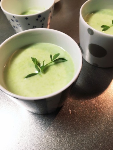 グリーンピースの冷たいスープの写真