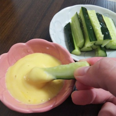 自家製マヨネーズで食べる野菜スティックの写真
