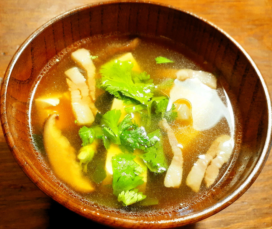 塩豚、干し椎茸、豆腐、パクチーのお味噌汁の画像
