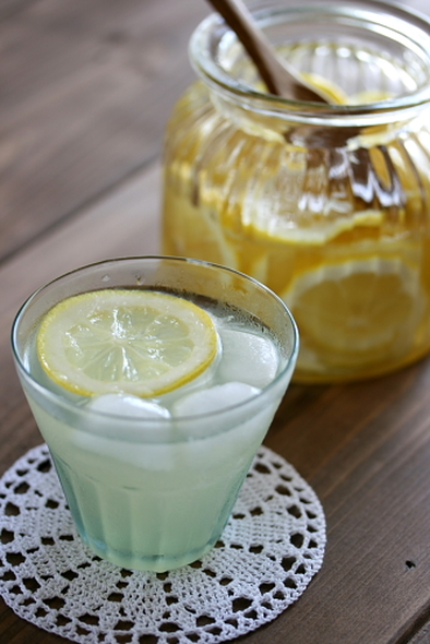 自家製レモンシロップでレモネードの写真