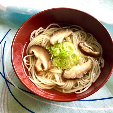 素麺と椎茸のお吸い物の写真