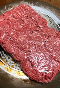 カチカチの冷凍肉を素早く解凍する方法
