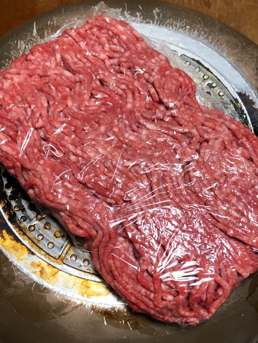 カチカチの冷凍肉を素早く解凍する方法の画像