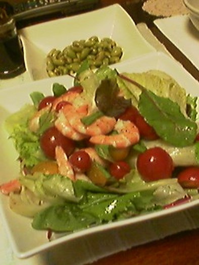 えびとレタスとミニトマトのサラダの写真