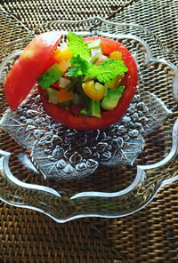 アボカドとピクルスのトマトカップサラダ