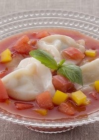 夏に！トマトとパプリカの冷製水餃子スープ