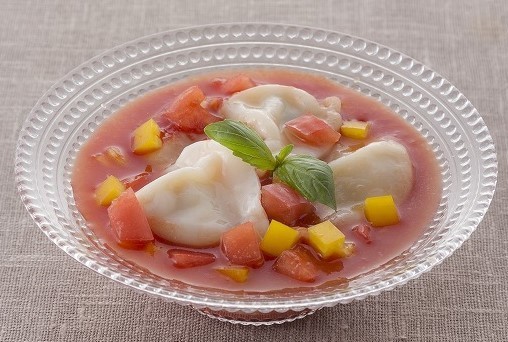 夏に！トマトとパプリカの冷製水餃子スープの画像