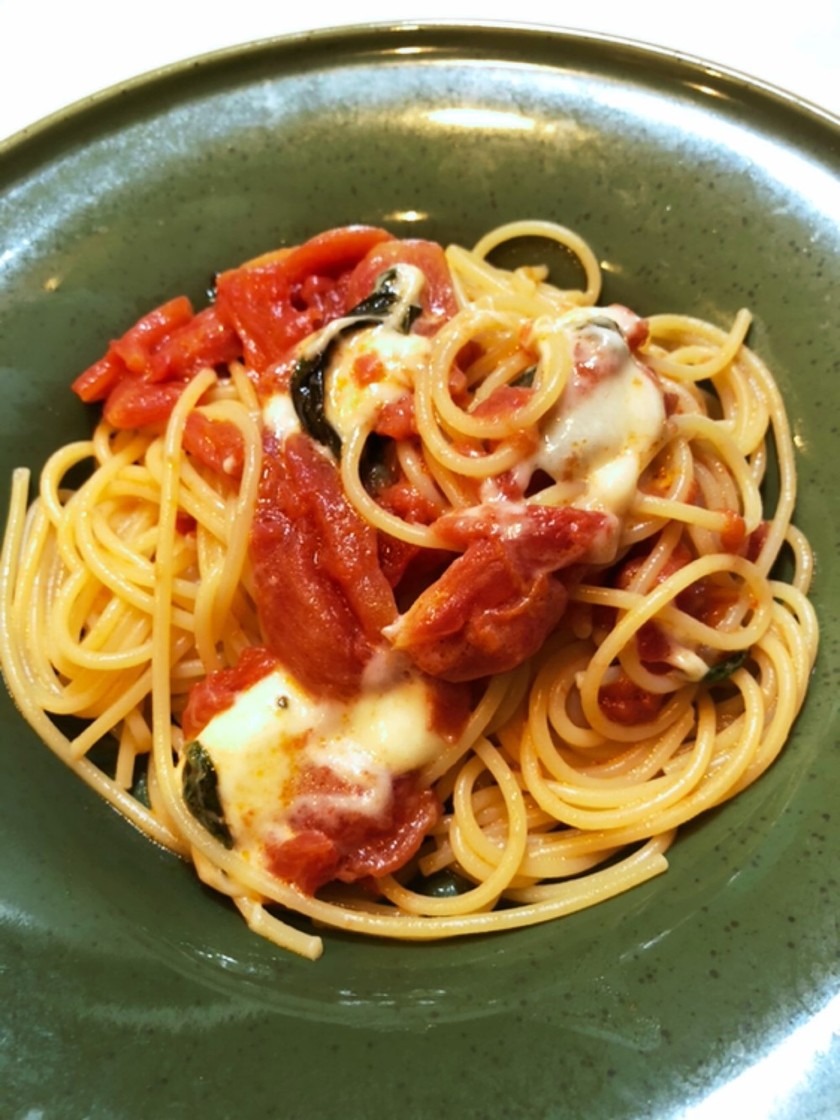 モッツァレラチーズとバジルのトマト煮込みのレシピ