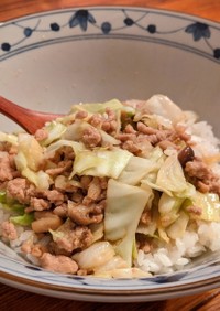 キャベツときのことミンチのポン酢炒め丼