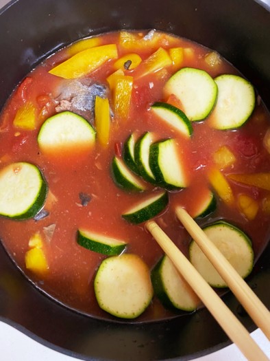 ズッキーニパプリカサバ缶のトマトスープの写真