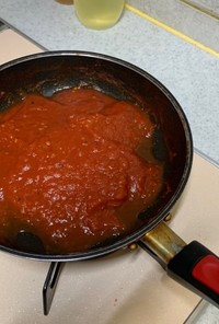 トマト缶で万能ピザソースを作ります。