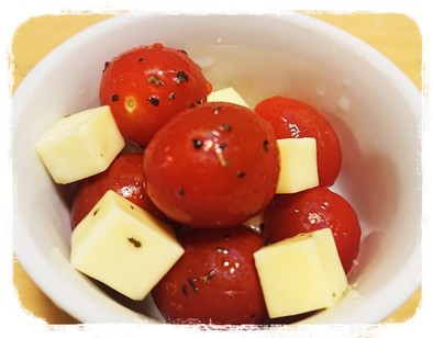 ミニトマトとチーズのマリネの写真