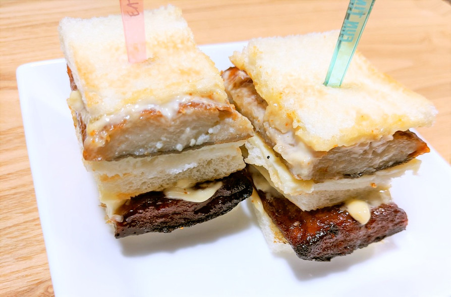 本物そっくりうな蒲とチーズのサンドイッチの画像