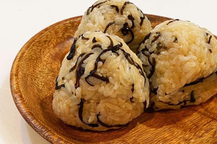 バター香る おにぎり 塩こんぶ チーズ レシピ 作り方 By Ajyuly クックパッド 簡単おいしいみんなのレシピが368万品