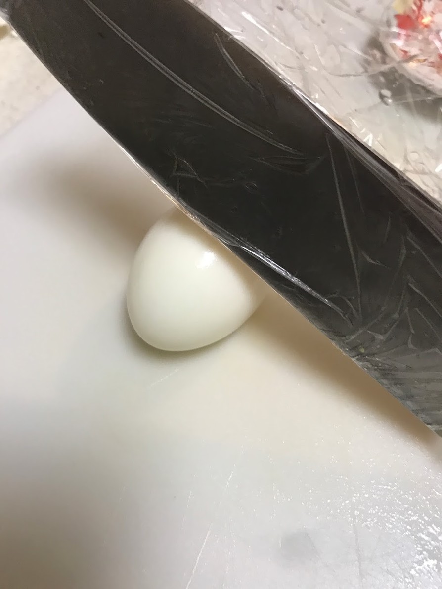 ゆで卵を包丁汚さずスパッと綺麗に切るの画像