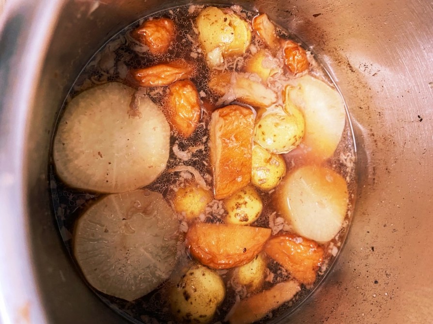 大根とさつま揚げとジャガイモの煮物の画像