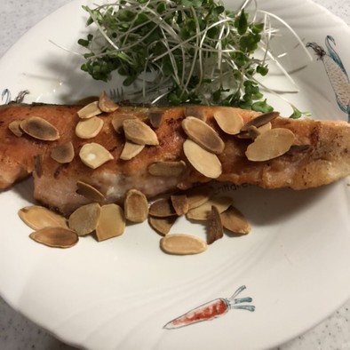 ぽん酢で美味しい鮭ムニエルアーモンド添えの写真