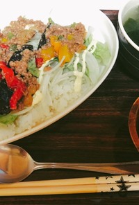 夏野菜とひき肉のサラダ丼定食