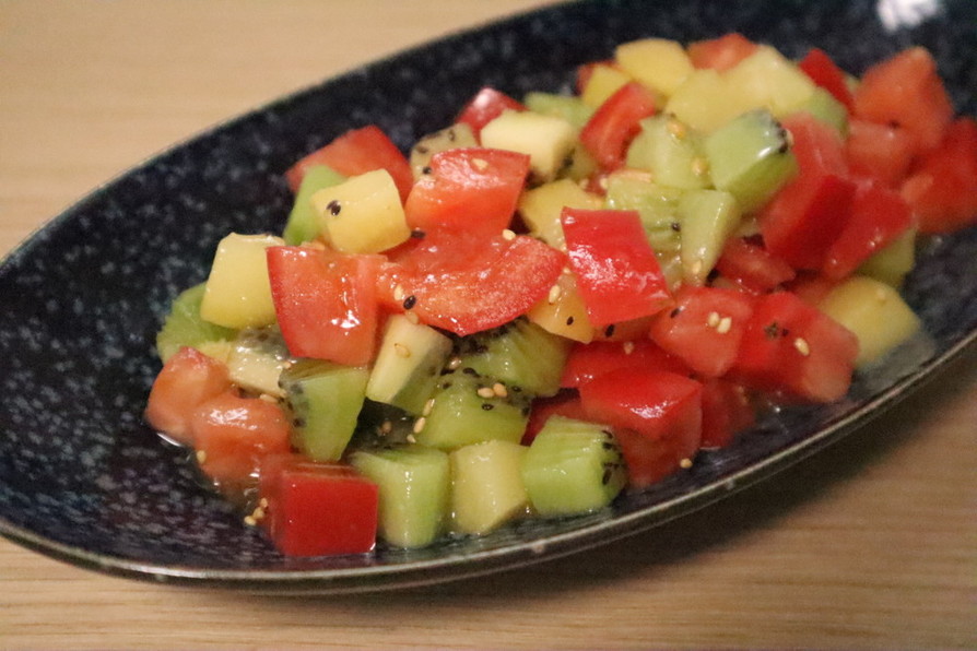 キウイとトマトのカラフルサラダの画像
