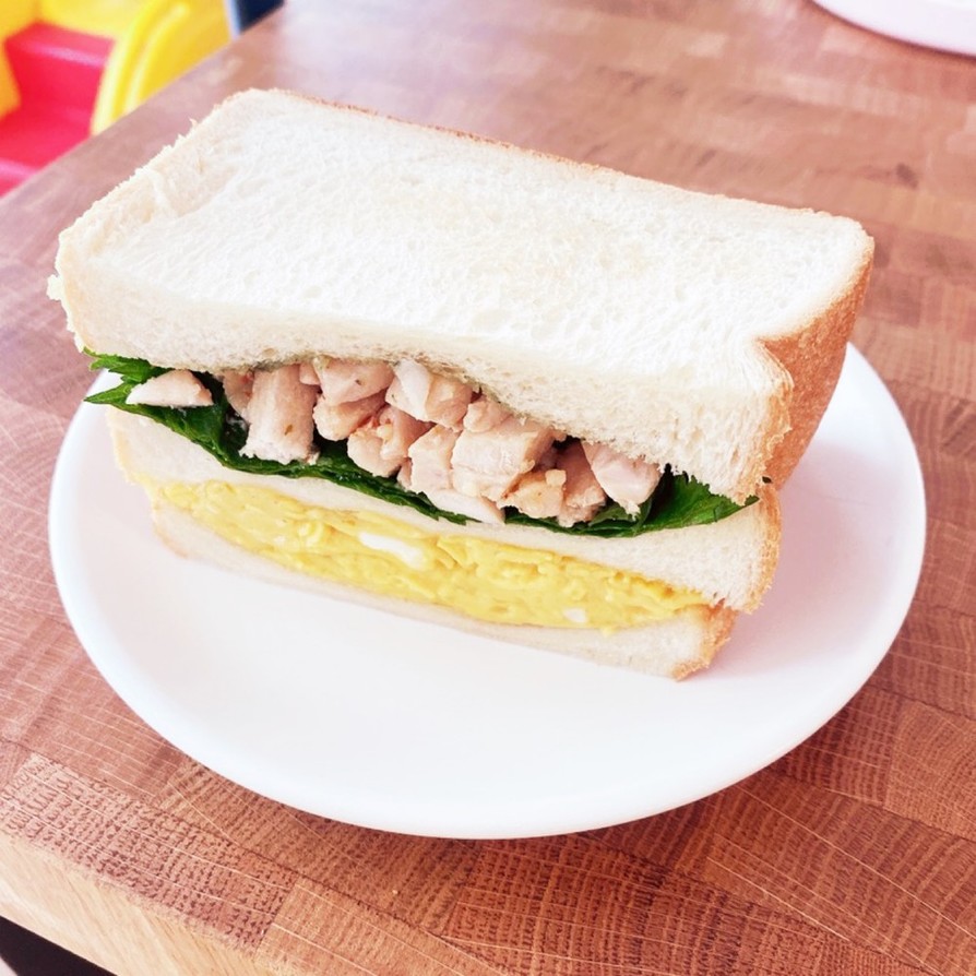 大葉とパクチーの鶏たまサンドイッチの画像