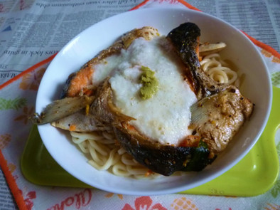 銀鮭のアラの焼き鮭＋とろろの冷やしうどんの写真