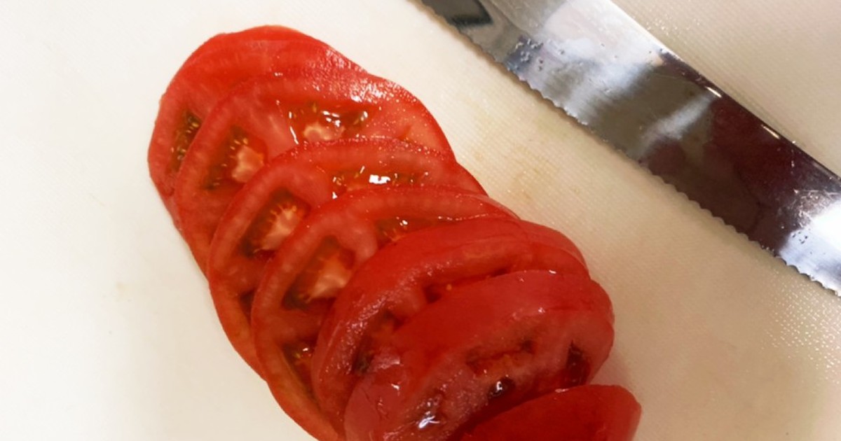 熟したトマトを薄くて タネが出ない切り方 レシピ 作り方 By ぽーみゅー クックパッド 簡単おいしいみんなのレシピが355万品