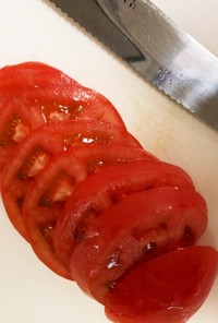 熟したトマトを薄くて、タネが出ない切り方