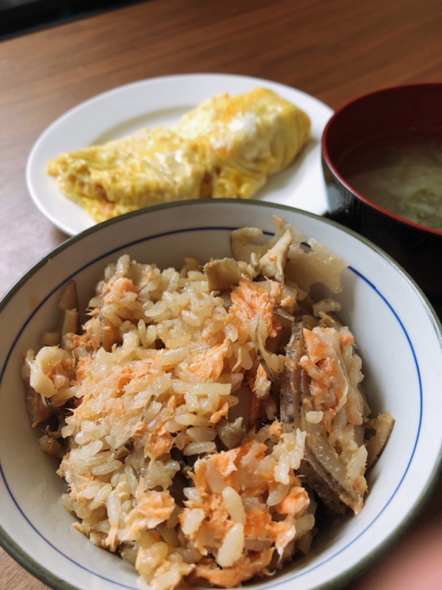 鮭と舞茸とレンコンの炊き込みご飯の画像