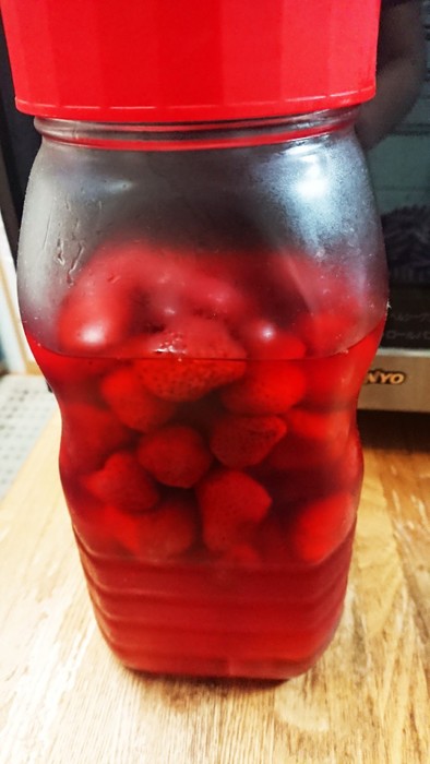 いちご酒（冷凍イチゴ×甲類焼酎）の写真