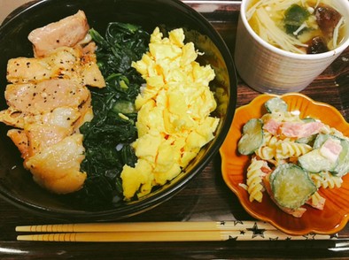 ある物3色丼･レンチンご飯の写真