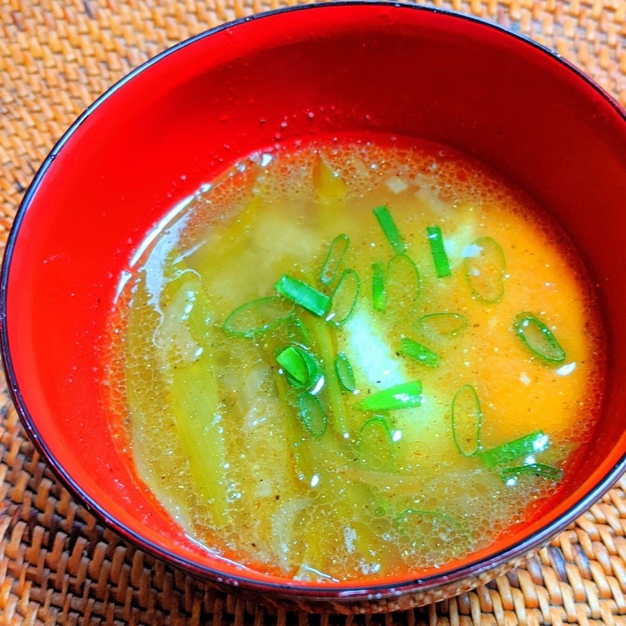 温泉卵とフライドオニオンの味噌汁の画像