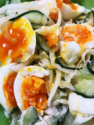 卵が美味しいきゅうりと玉ねぎのサラダの写真