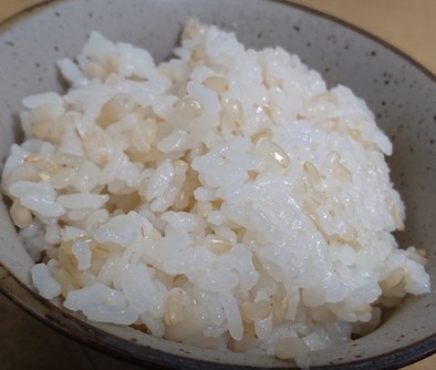玄米ともち麦と押し麦と白米のごはんの写真