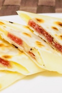 お弁当やおつまみ★餃子の皮でサラミチーズ