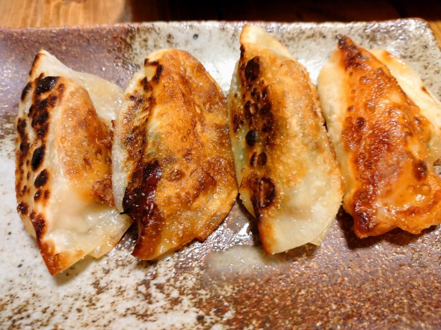 椎茸の揚げ焼き餃子と海老の揚げ焼き餃子の画像