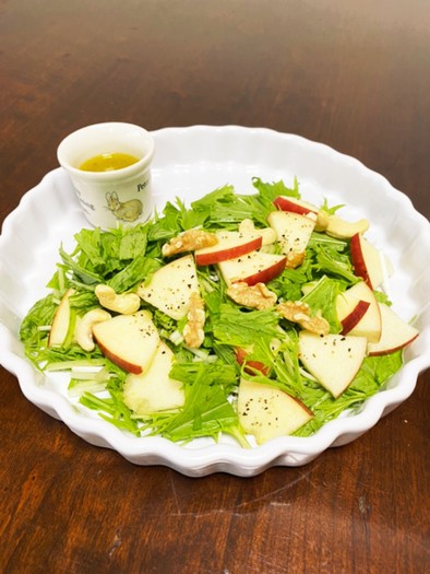 シャキシャキ♡水菜とリンゴとナッツサラダの写真