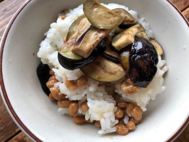 納豆とナスの醤油漬けのご飯の画像