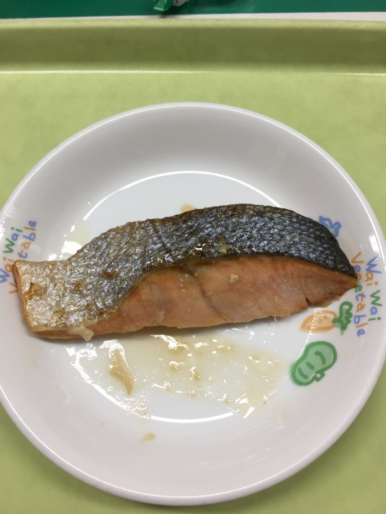 【保育園給食】鮭のバターしょうゆ焼きの画像