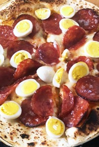サラミとうずら卵のピザ