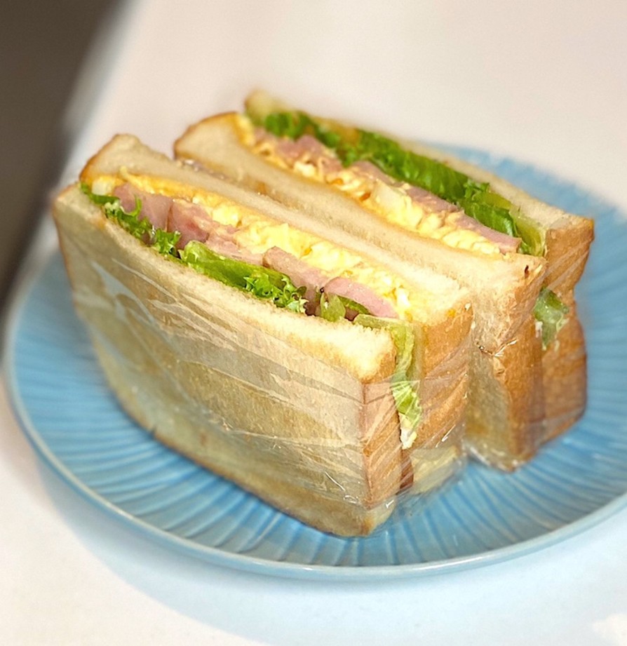 ピリ辛！卵マヨとソーセージのサンドイッチの画像