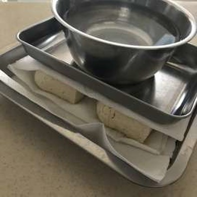 豆腐の水切り（しっかりめに抜く方法）の写真