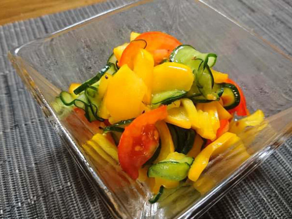 黄色ズッキーニの彩りサラダの画像