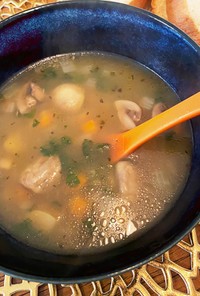 ボヘミア風ポテト、キノコ、パセリのスープ
