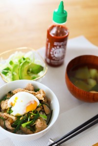 スタミナたっぷりスリラチャの豚ニラ丼♪