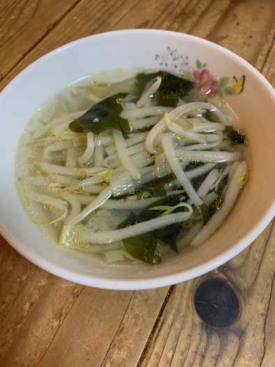 簡単美味♡もやしとわかめの中華スープの写真