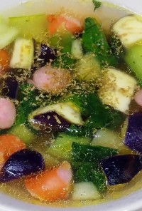 ソーセージと野菜のコンソメスープ