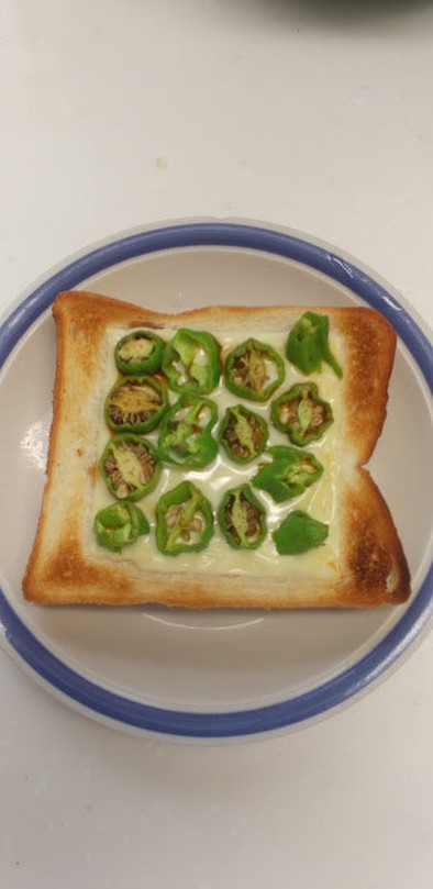 超簡単・シンプル、ししとうチーズトーストの写真
