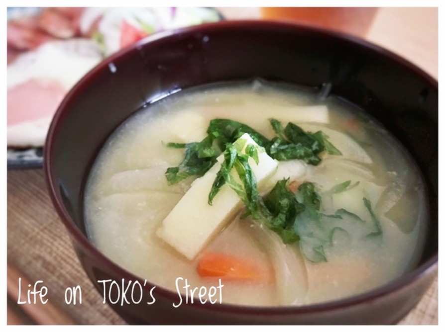 朝ごはんを食べよう！野菜の冷たい味噌汁の画像
