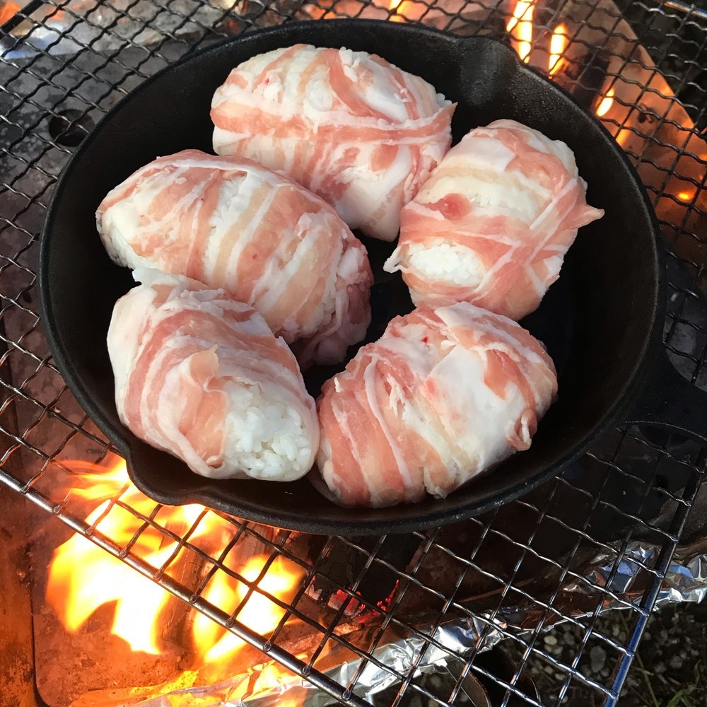 キャンプ飯 スキレットで肉巻きごはん レシピ 作り方 By ぶーすかおくさま クックパッド 簡単おいしいみんなのレシピが355万品